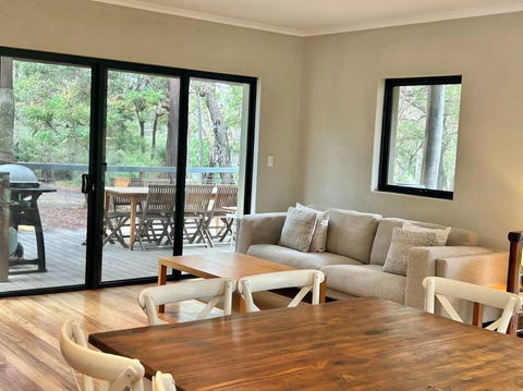 Rosella - Bushland Hideaway - Accommodation Main Beach 0