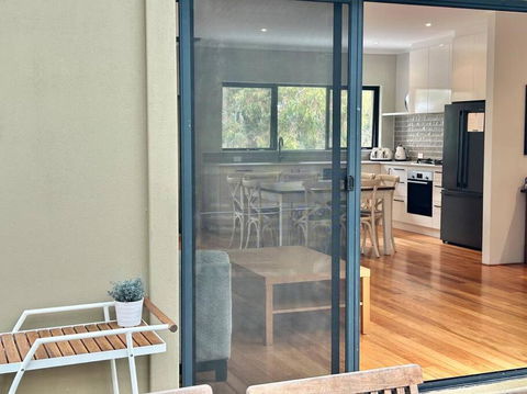 Rosella - Bushland Hideaway - Accommodation Main Beach 3