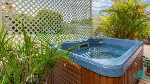 Rosies Retreat - 300m To The Sandy Shores Of Caves Beach - Accommodation Main Beach 0