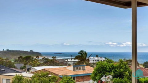 Rosies Retreat - 300m To The Sandy Shores Of Caves Beach - Accommodation Main Beach 1