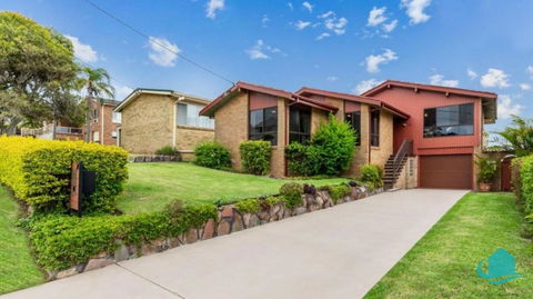 Rosies Retreat - 300m To The Sandy Shores Of Caves Beach - Accommodation Main Beach 3