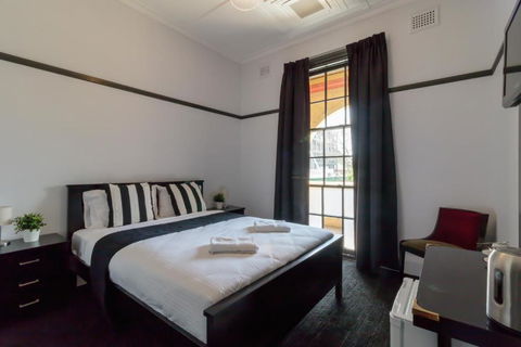 Royal Hotel Ryde - Accommodation Main Beach 0