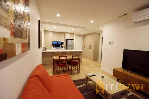 Ruby Red, 1Bd 1Bth Apt - Woden CBD - Accommodation Main Beach 0
