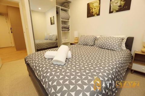 Ruby Red, 1Bd 1Bth Apt - Woden CBD - Accommodation Main Beach 1