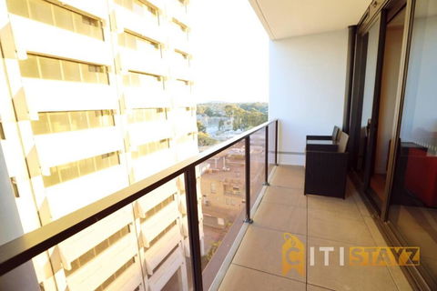 Ruby Red, 1Bd 1Bth Apt - Woden CBD - Accommodation Main Beach 2