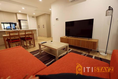 Ruby Red, 1Bd 1Bth Apt - Woden CBD - Accommodation Main Beach 3