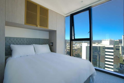 Rundle Retreat - 2BR Apartment With Stunning Views - Accommodation Main Beach 0