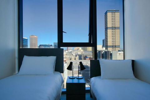 Rundle Retreat - 2BR Apartment With Stunning Views - Accommodation Main Beach 2