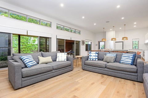 Russell Street Retreat - Accommodation Main Beach 1