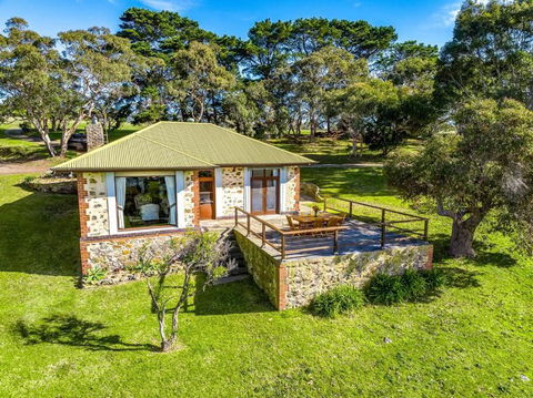 Rustic Cottage - Accommodation Main Beach 0
