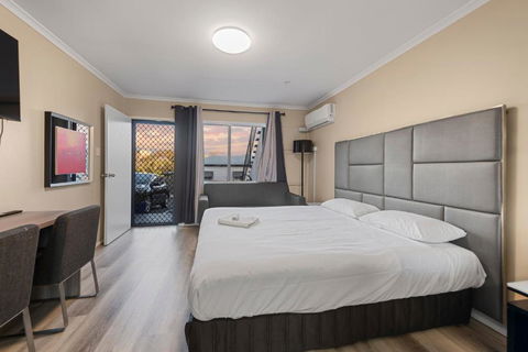 S1 Motel - Accommodation Main Beach 0
