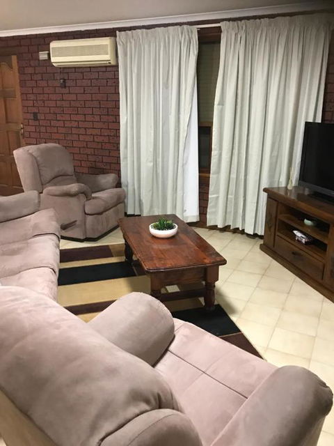 SA House - Accommodation Main Beach 3