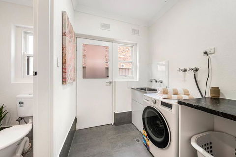 Sage By The Sea - WiFi, BBQ, Beach, Art - Accommodation Main Beach 1