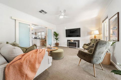 Sage By The Sea - WiFi, BBQ, Beach, Art - Accommodation Main Beach 2