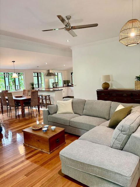 Sage House - Accommodation Main Beach 0