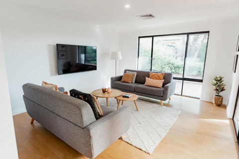 Salhus - Sleep In King Beds & Easy Walk To Town - Accommodation Main Beach 1