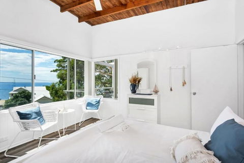 Sally Beach House With Ocean Views - Accommodation Main Beach 1