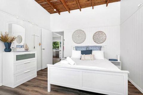 Sally Beach House With Ocean Views - Accommodation Main Beach 2