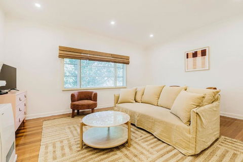 Salmon Calm - Trendy Velvet Allure By Albert Park - Accommodation Main Beach 2