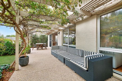 Salt Air Hideaway With Lush Backyard - Accommodation Main Beach 2
