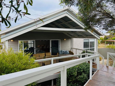 Salt Life - Pet Friendly Outside WIFI - Accommodation Main Beach 0