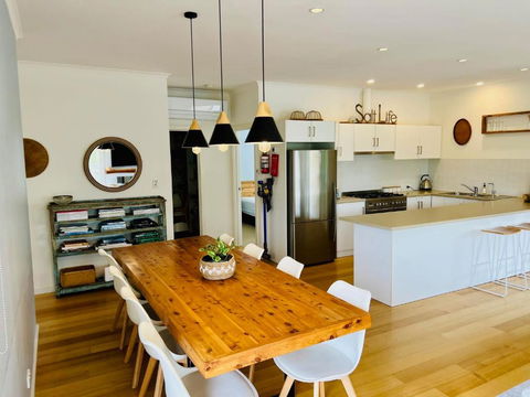 Salt Life - Pet Friendly Outside WIFI - Accommodation Main Beach 2