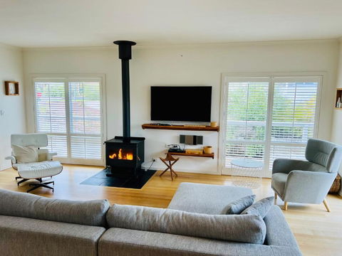 Salt Life - Pet Friendly Outside WIFI - Accommodation Main Beach 3
