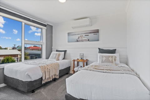 SALTAIR Beach House Right In Town - Accommodation Main Beach 2