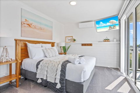 SALTAIR Beach House Right In Town - Accommodation Main Beach 1