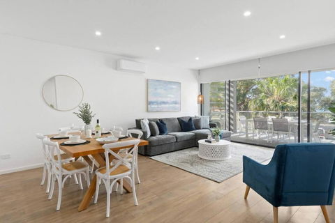 Saltwater Escape - Contemporary Seaside Stunner - Accommodation Main Beach 0