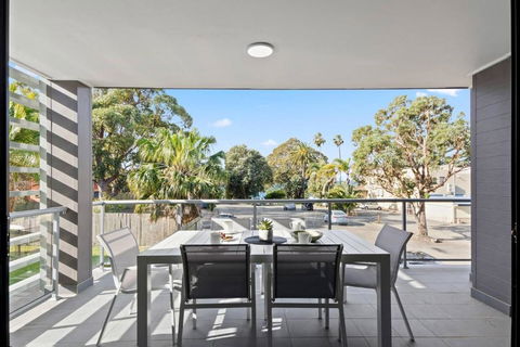 Saltwater Escape - Contemporary Seaside Stunner - Accommodation Main Beach 3