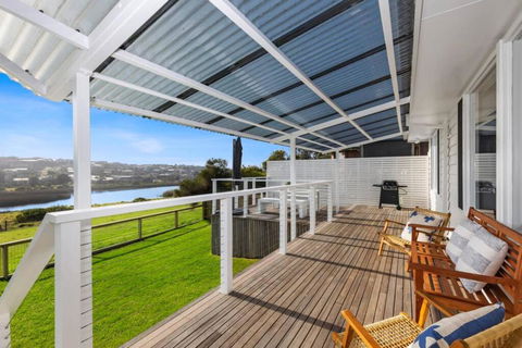 SALTWATER HOUSE - Opposite The Beach And Views Over The Lake! - Accommodation Main Beach 1