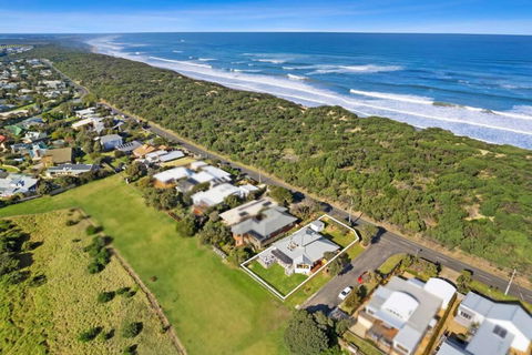 SALTWATER HOUSE - Opposite The Beach And Views Over The Lake! - Accommodation Main Beach 0