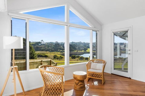 SALTWATER HOUSE - Opposite The Beach And Views Over The Lake! - Accommodation Main Beach 2