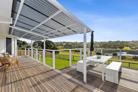 SALTWATER HOUSE - Opposite The Beach And Views Over The Lake! - Accommodation Main Beach 3