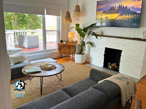 Saltwater Sunsets Seaside Haven With Ocean Views - Accommodation Main Beach 2