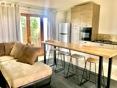 Salty Blue Beach House - Accommodation Main Beach 3