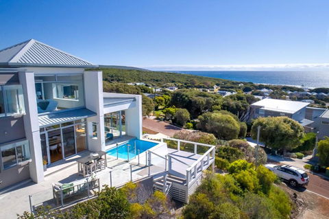 Salty Kiss I Private Properties - Accommodation Main Beach 0