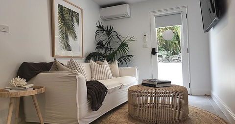 SALTY PALMS -Seaside Studio Apartment - Accommodation Main Beach 3