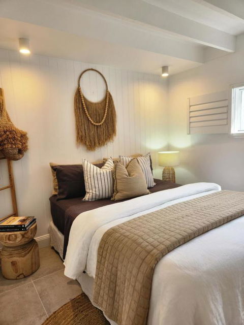 SALTY PALMS -Seaside Studio Apartment - Accommodation Main Beach 1