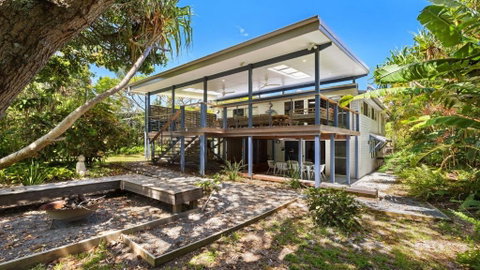 Salty Seaside - Accommodation Main Beach 0