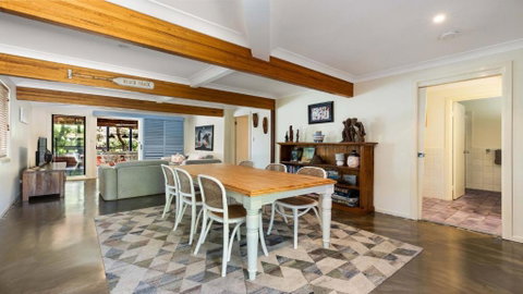 Salty Seaside - Accommodation Main Beach 1