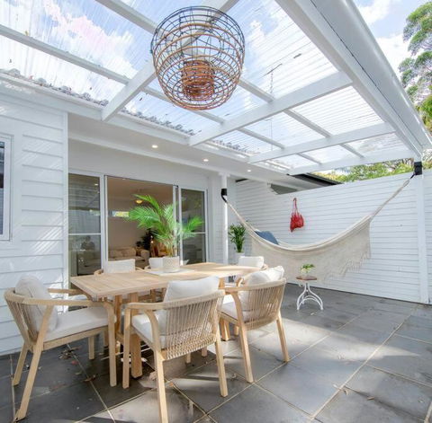 SALTY SNOOZE - Your Coastal Holiday House - Accommodation Main Beach 0