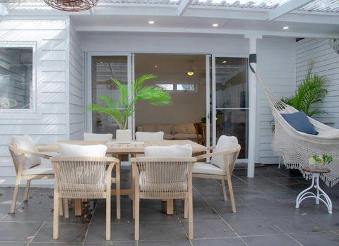 SALTY SNOOZE - Your Coastal Holiday House - Accommodation Main Beach 1