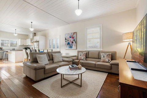 Sampson Cottage - Historic Charm - Accommodation Main Beach 3