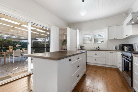 Sampson Cottage - Historic Charm - Accommodation Main Beach 2