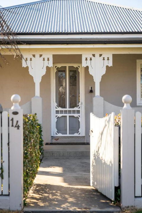 Sampson Cottage - Historic Charm - Accommodation Main Beach 0