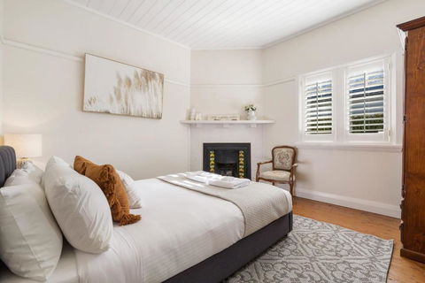 Sampson Cottage - Historic Charm - Accommodation Main Beach 1