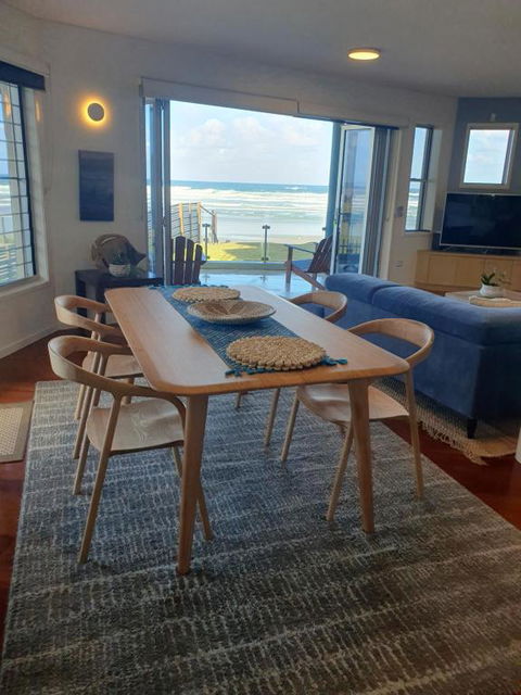 Sanbah-Surf, Views, Beach - Accommodation Main Beach 2