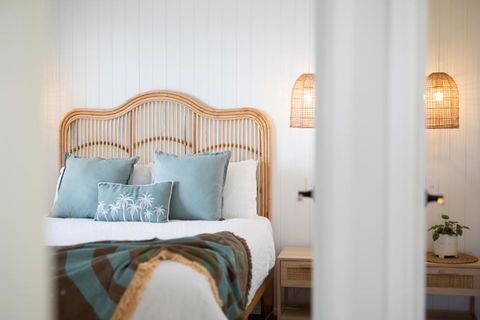 Sanbis Cabin - Hidden Boutique Retreat, Sea Views - Accommodation Main Beach 0
